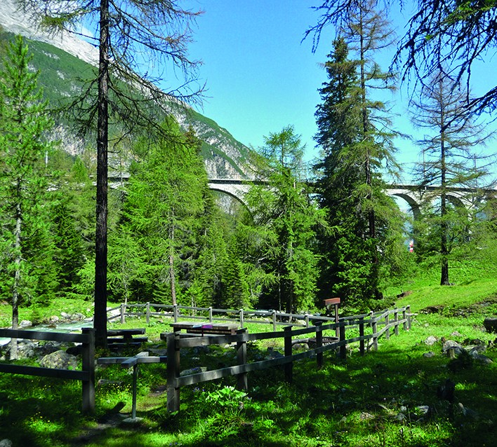 Der Bahnlehrpfad auf der Wanderlandroute Nr. 33 führt...