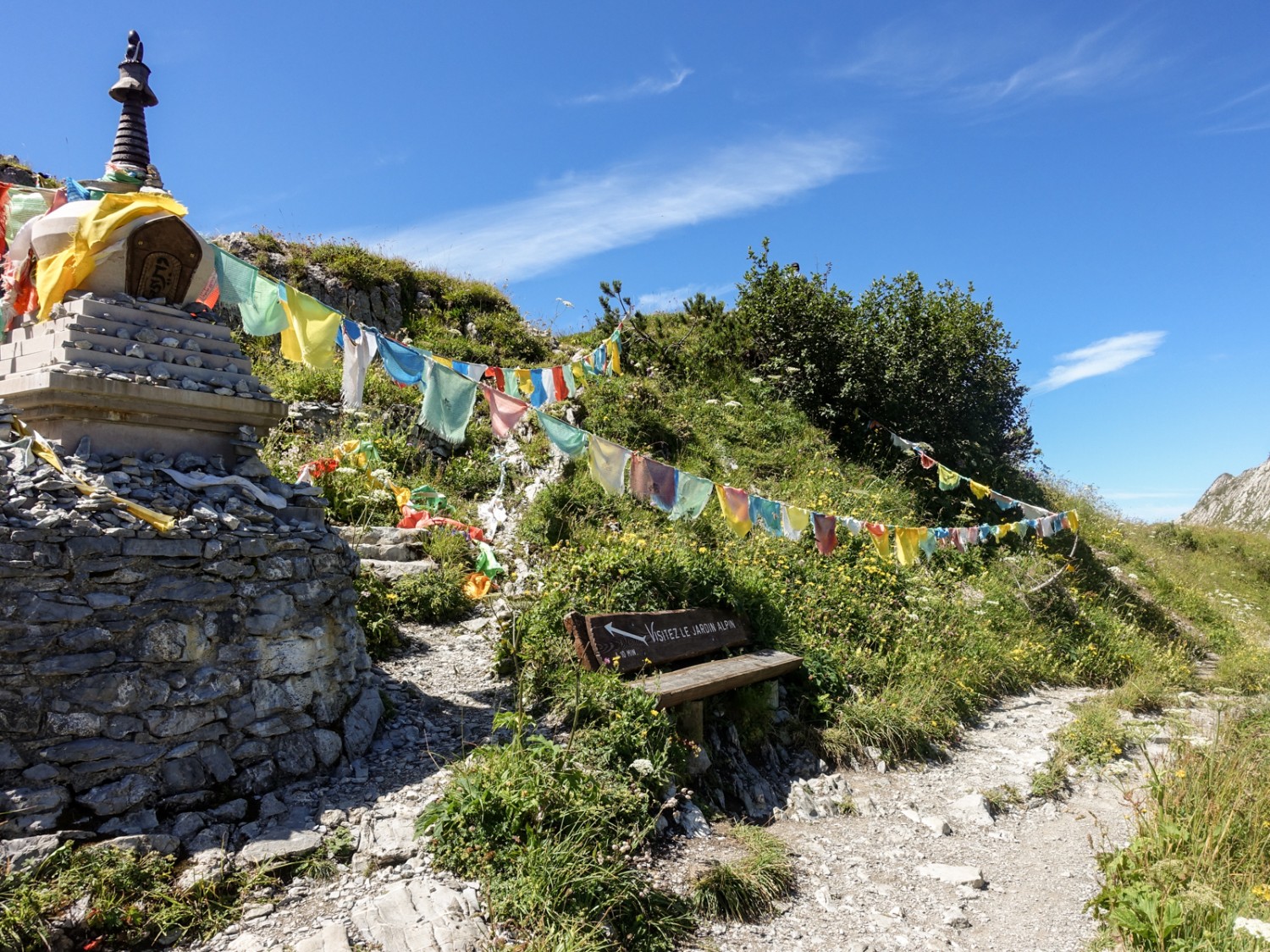 Gedenkstätte und Eingang zum  Alpengarten. Bild: Lauriane Clément