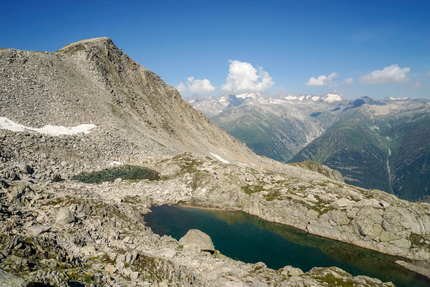 Von den namenlosen Seen ein Blick zurück zum Gipfel des Brudelhorns. Bild: Fredy Joss