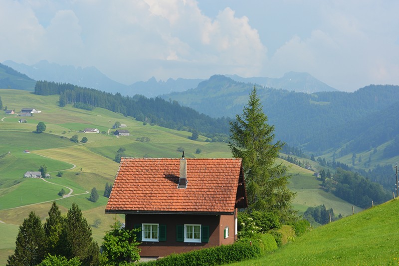 Blick zurück von Hemberg zum Hinterfallenchopf links der Tanne. Bild: Werner Nef