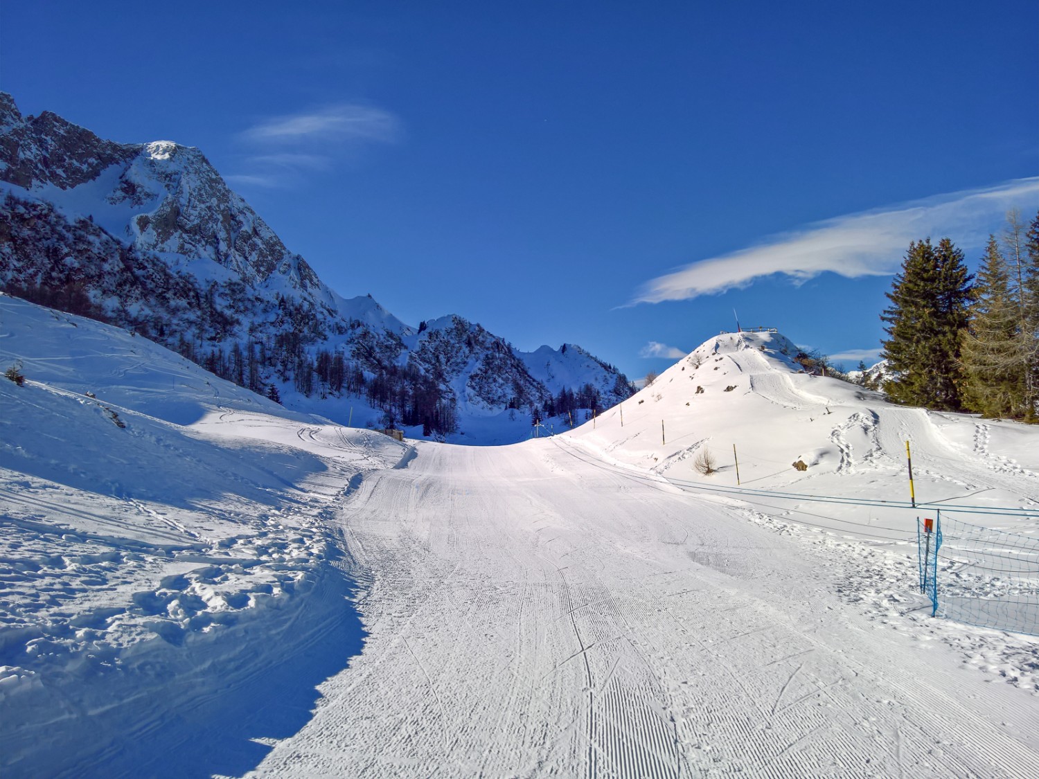 Après des chutes de neige, une dameuse prépare le chemin de randonnée d’hiver. Photo: Andreas Staeger