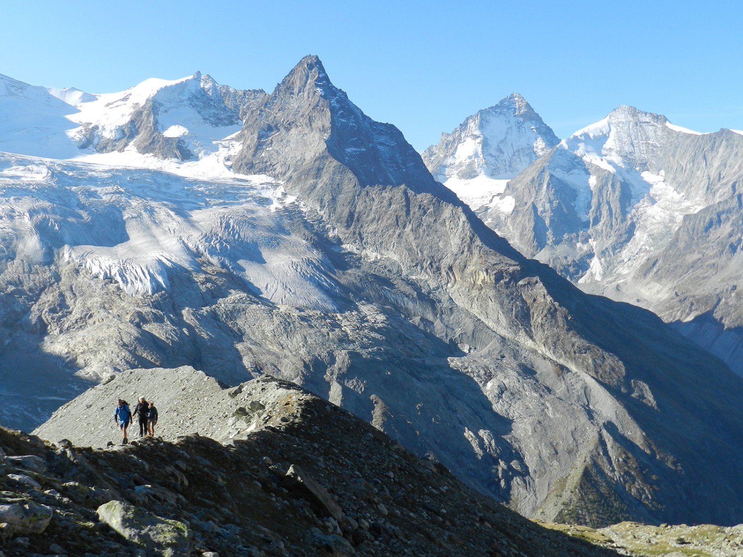 Nach der Überquerung des Col de Milon führt der Weg über die Moräne. Bilder: Patricia Michaud