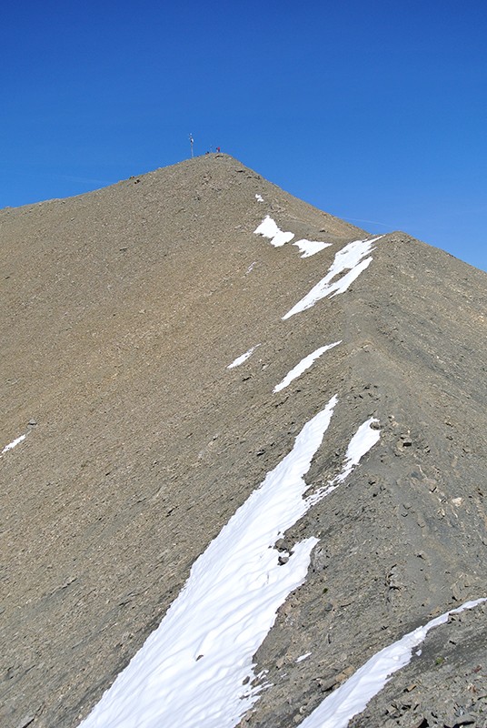 La descente depuis l’Albristhore  longe la crête.