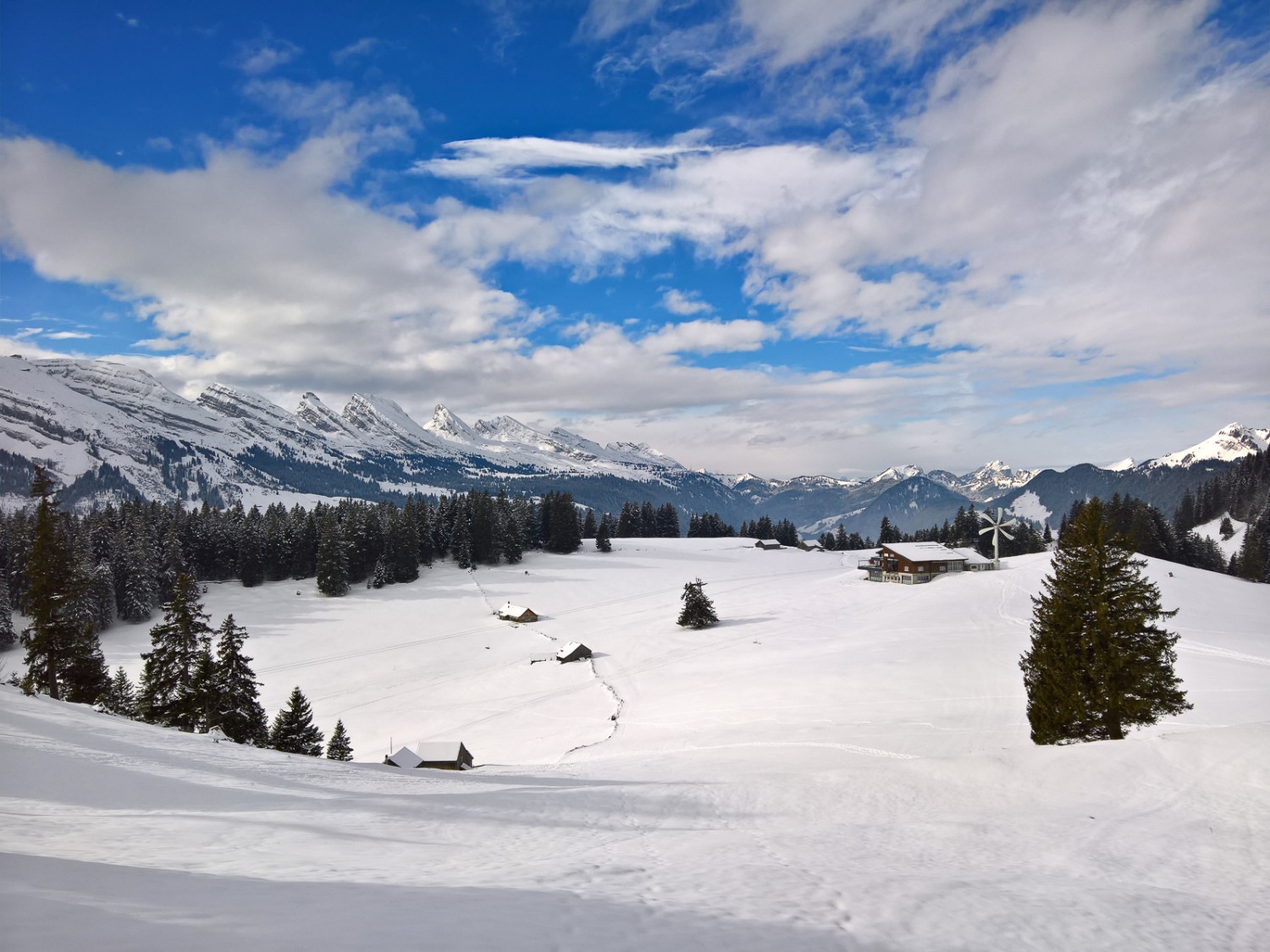 De ce côté-ci du haut-plateau de Gamplüt s’étend la chaîne des Churfirsten. Photos: Andreas Staeger