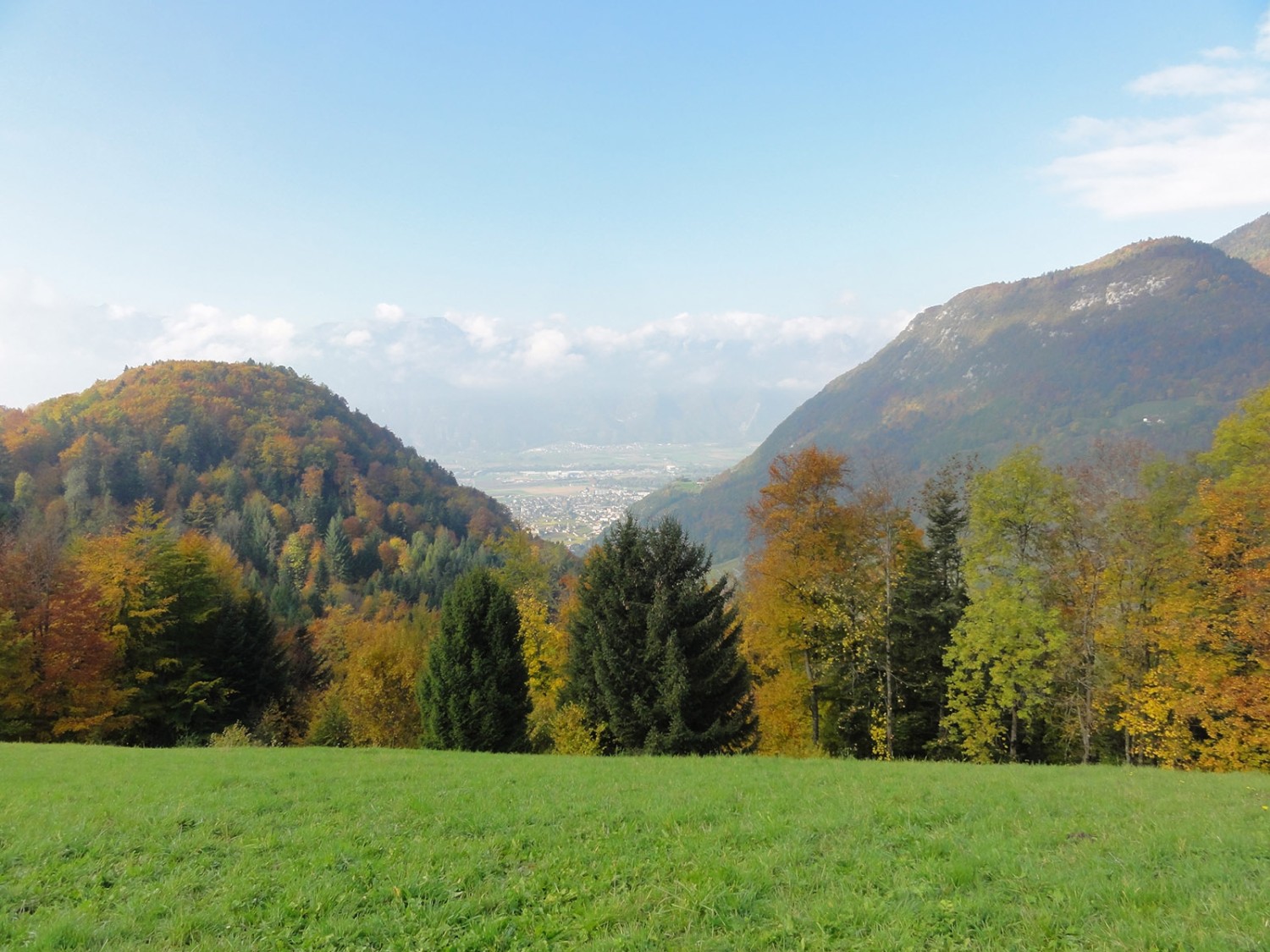 Kurz vor Panex, Blick ins Rhonetal und nach Aigle. Bild: Elsbeth Flüeler