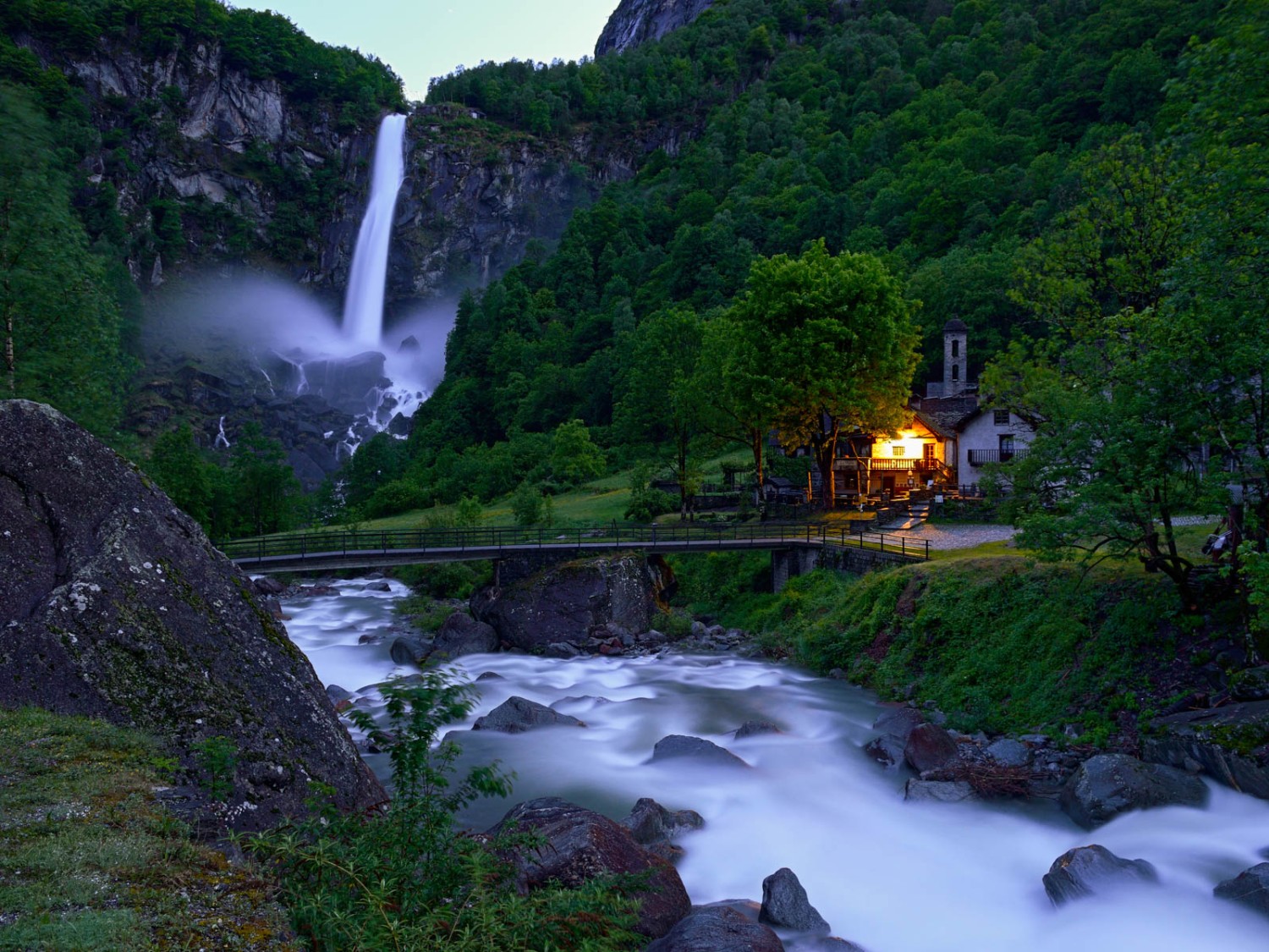 Szenerie bei Foroglio vor dem Fall des Fiume Calnègia. Bild: natur-welten.ch