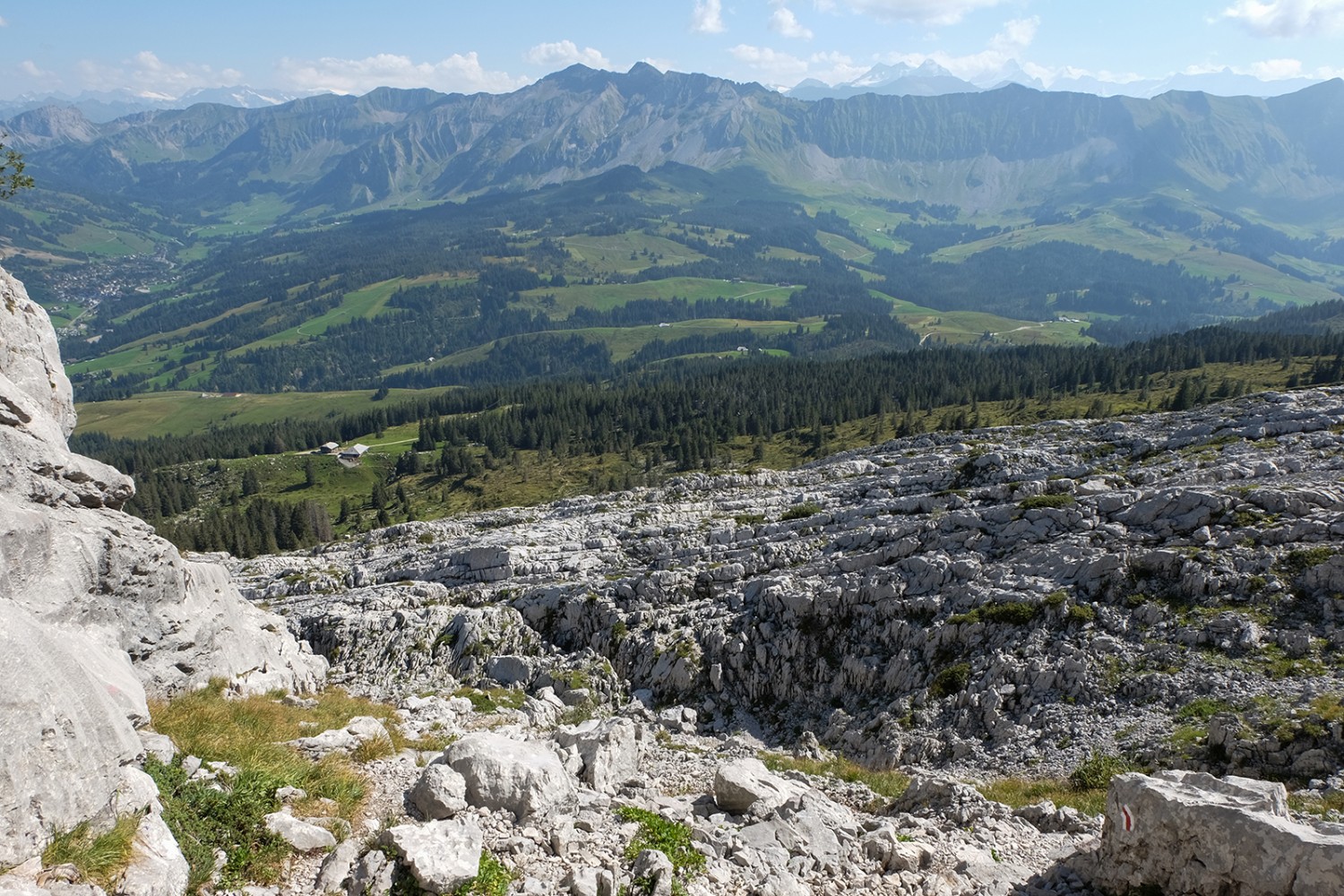 Le chemin vers l’Alp Silwängen descend par un champ de lapiaz. Attention à bien suivre les signes.