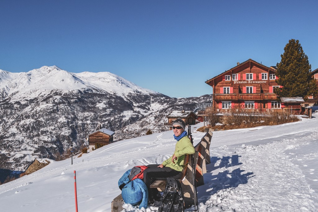 Gemütliche Sonnenbank auf dem Gspon-Trail. Bild: Sabine Joss