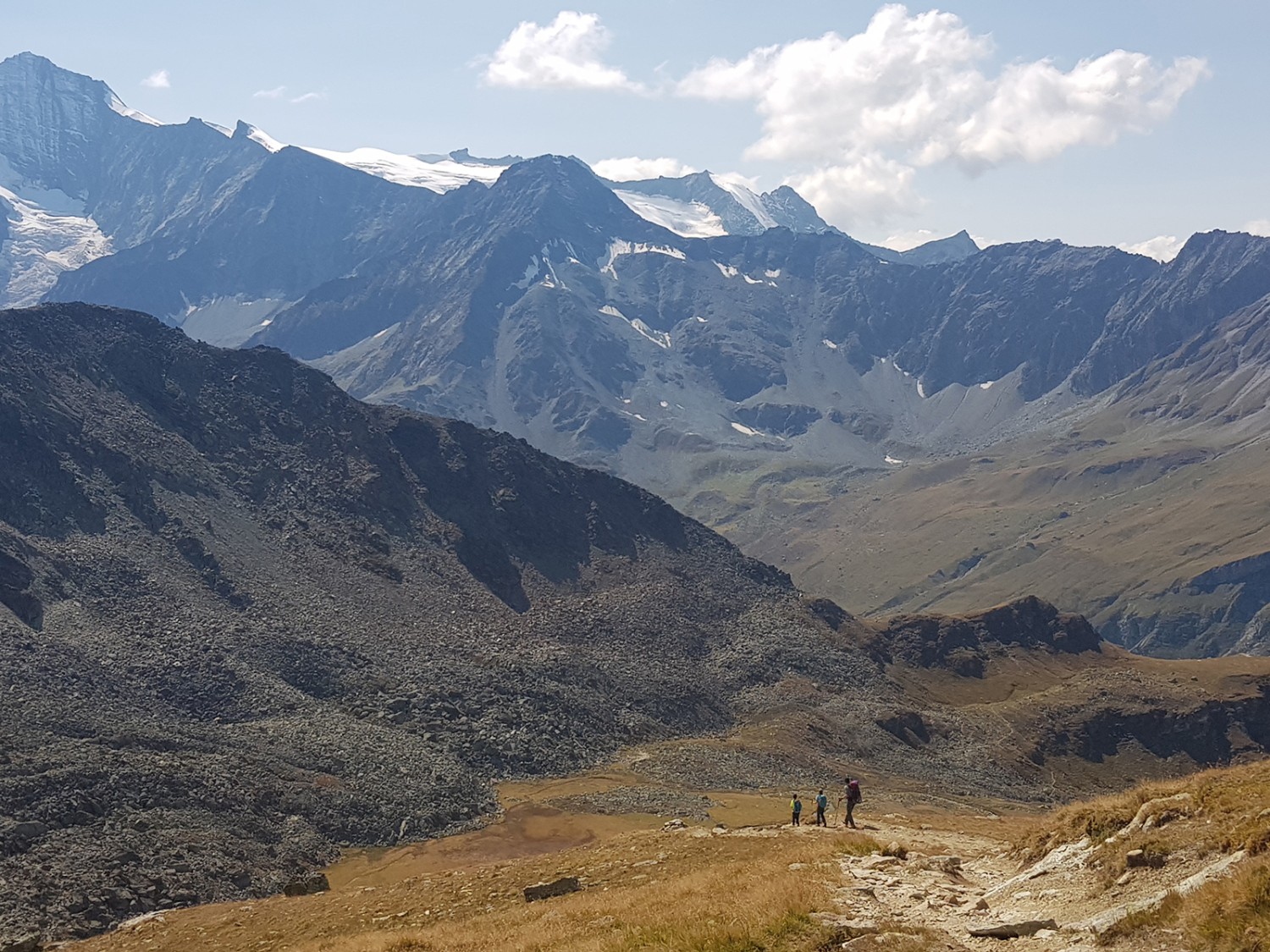 Während des steilen Aufstiegs zur Cabane de Tracuit sollte man sich immer wieder Zeit nehmen, um Atem zu schöpfen und die Schönheit der Umgebung zu geniessen.