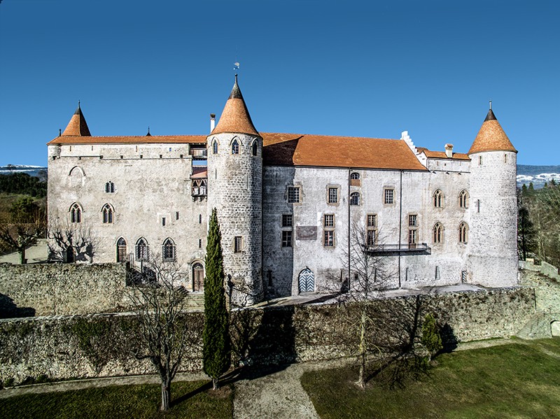 A sinistra: il castello di Grandson, la fortezza sul lago di Neuchâtel, sulla destra: la foce del fiume Arnon. Foto: Associazione «I castelli svizzeri»