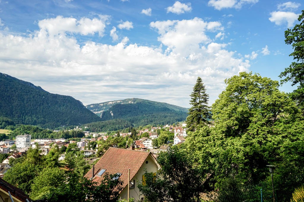 Le dernier tronçon du chemin passe derrières les maisons de Moutier. En face, on aperçoit les Gorges de Court. Photo: Fredy Joss