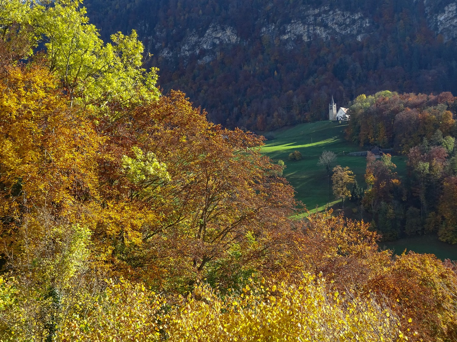 De Flüeli-Ranft, vue sur l’église Saint-Nicolas sur le versant opposé.