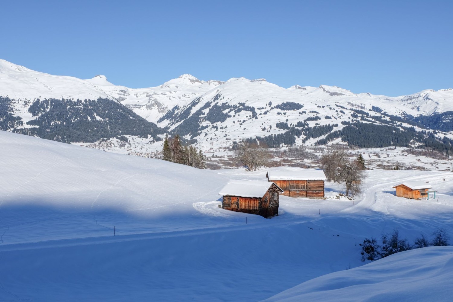 Les montagnes sont ensoleillées le matin sur l’autre versant de la Surselva, alors que l’ombre est encore très présente dans la région d’Obersaxen.