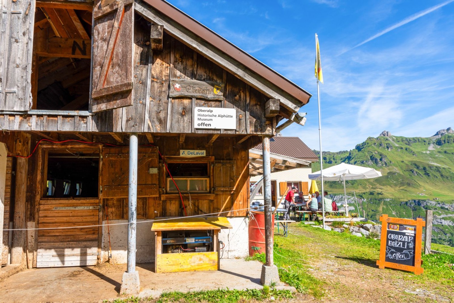 Nebst Erfrischungen gibt es bei der Oberalp auch eine urtümliche Alphütte zu besichtigen.