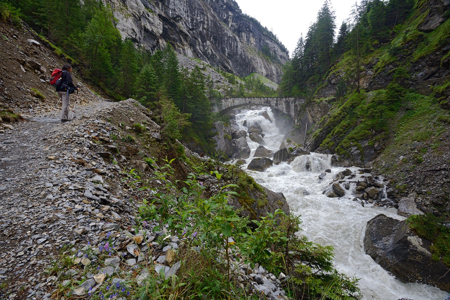 L’eau se déchaîne dans la cluse.