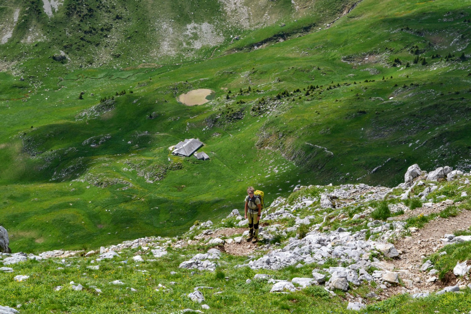 Über der Kaisereggalp mit dem namenlosen Seelein. Bild: Sabine Joss