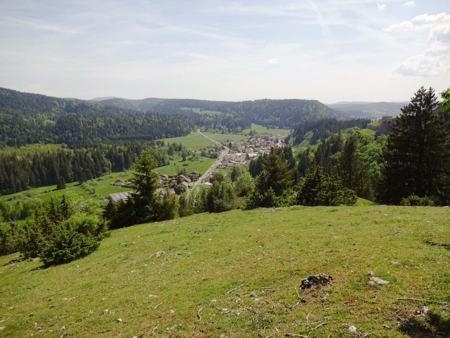 Le paysage s’ouvre en direction du lac de Saint-Point. Photo: Miroslaw Halaba