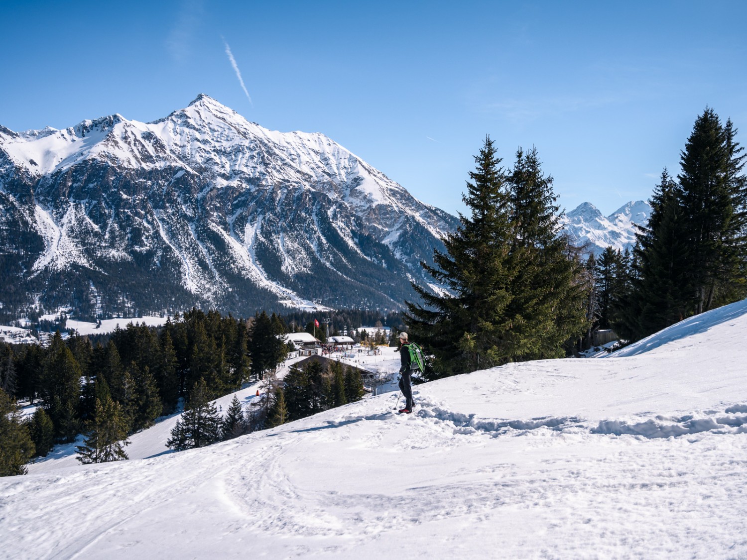 La randonnée hivernale se dirige d’abord vers le nord, en direction de Valbella. Photo: Jon Guler