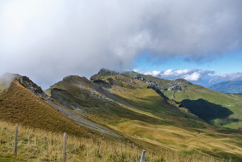 Blick vom Klingen- zum Fronalpstock: die tiefhängenden Wolken zeichnen ein dramatisches Bild. Bild: Vera In-Albon