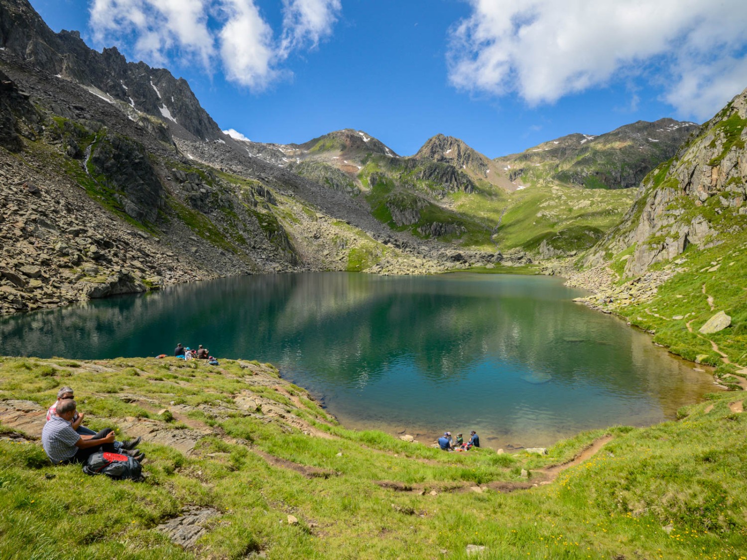 Ein lohnender Abstecher auf der Route führt hinauf zum Tomasee. Nirgends lässt sich einfacher erklären, wo der Rhein herkommt: Er entspringt genau hier. Bild: Daniel Fuchs