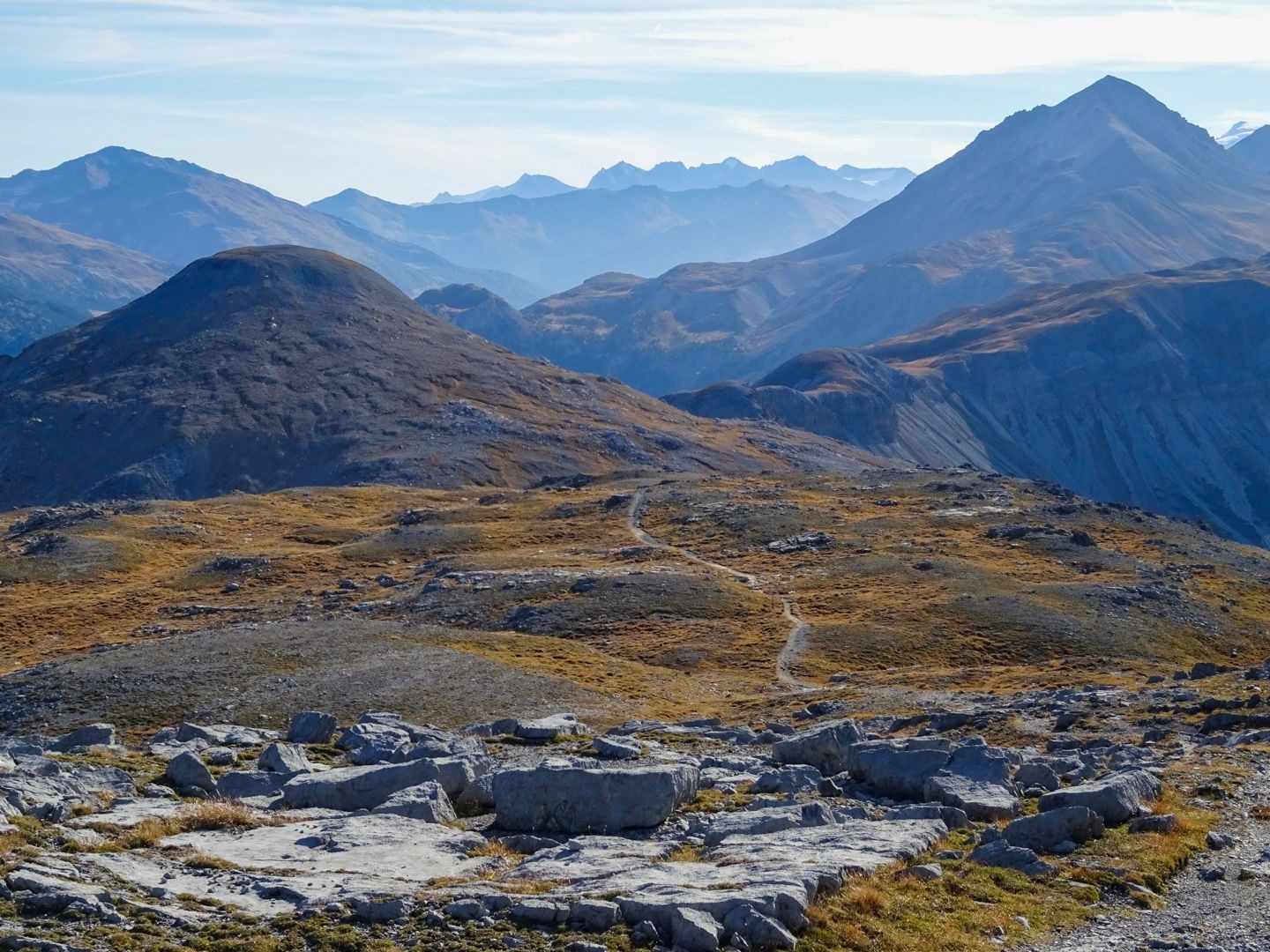 Blick zurück nach Osten über den Ofenpass ins Münstertal.