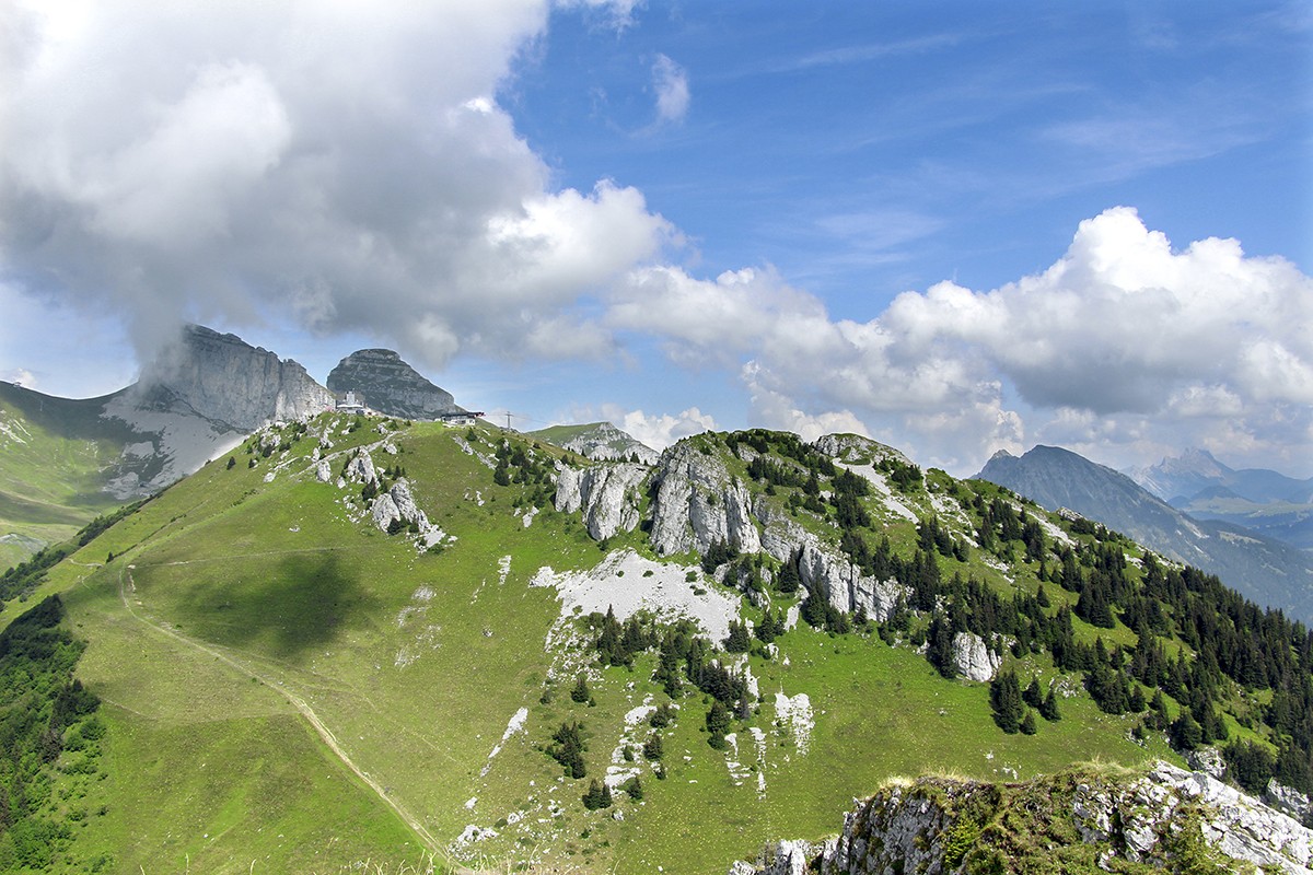 Magnifique vue depuis La Riondaz. En arrière-plan, à gauche, la Tour d’Aï et  la Tour de Mayen, devant laquelle se dresse le restaurant tournant Le Kuklos. Photo: Alexandra Blatter