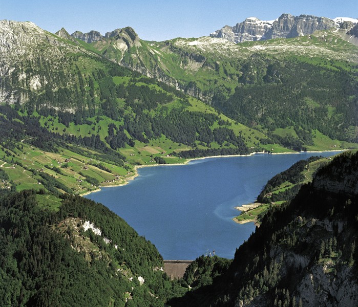 Eingebettet in die Landschaft liegt der Wägitaler-Stausee. Bild: Axpo