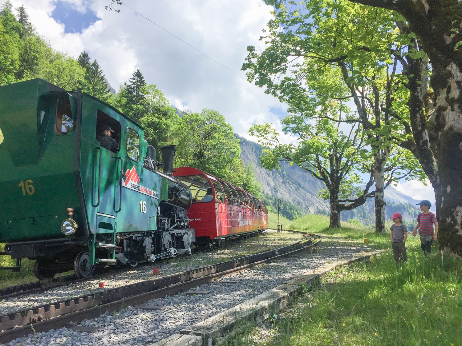 Attraktion unterwegs: Die Dampfbahn stampft vorbei. Bilder: Rémy Kappeler