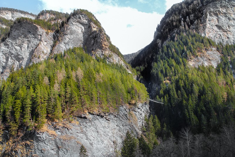 Der Traversinsteg überspannt ein Seitentobel der Viamala. Bild: Andreas Sommer