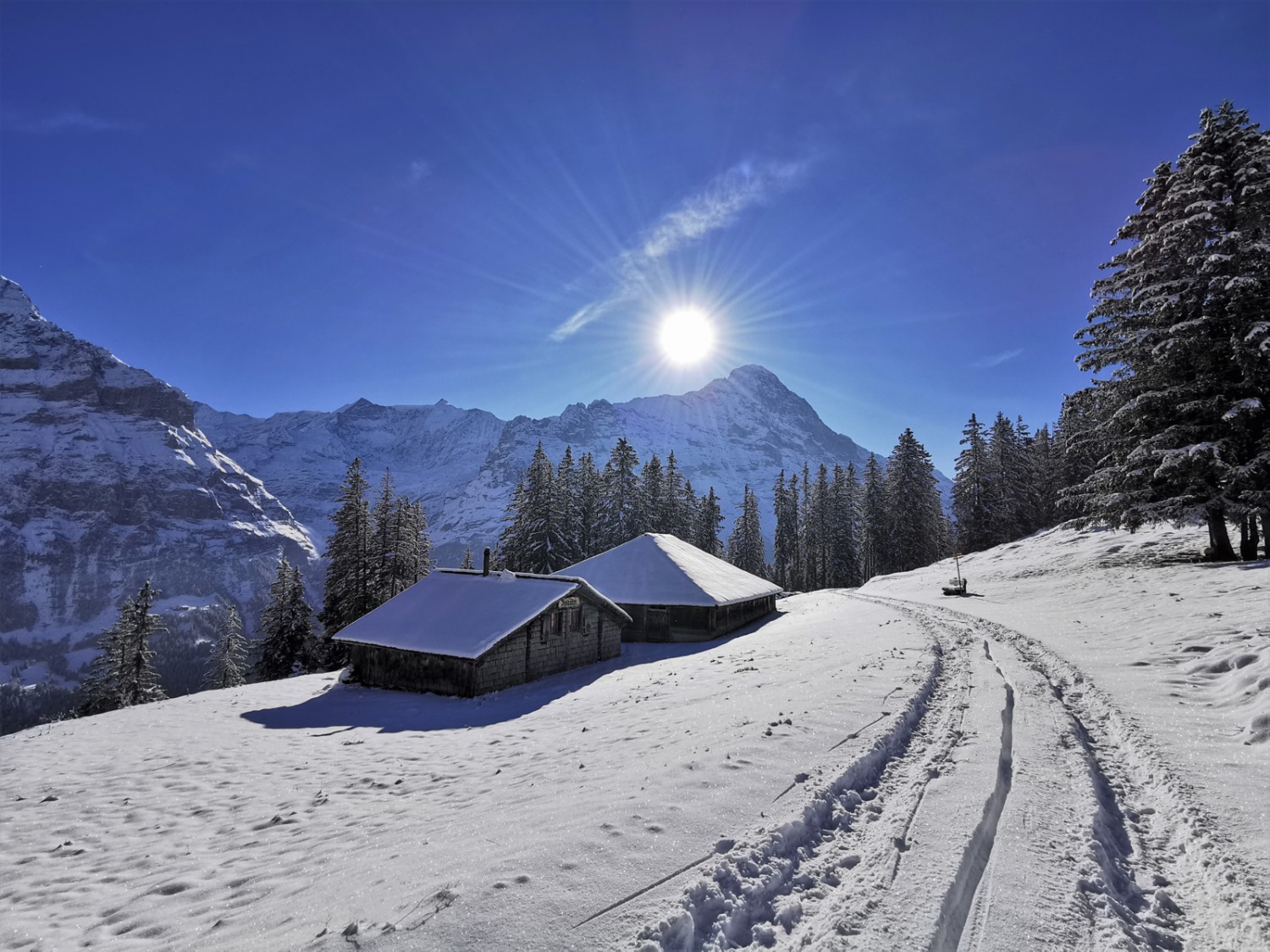 Alphütten Nodhalten, dahinter der Mättenberg (links) und der Eiger. Bild: Andreas Staeger