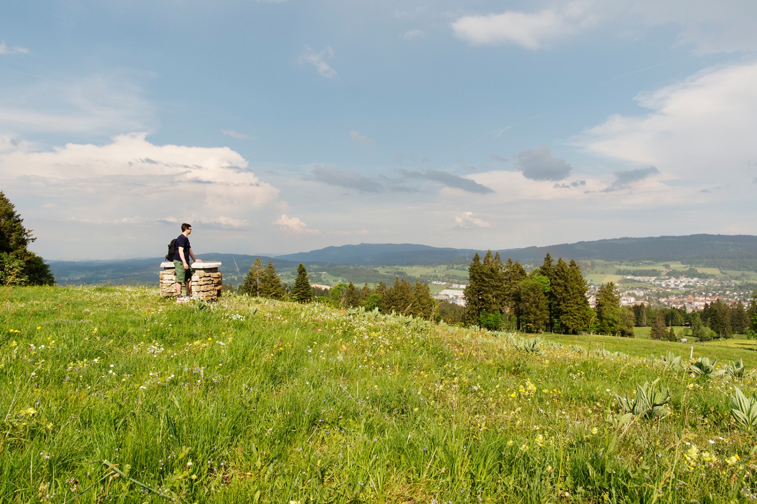 Oberhalb von La Chaux-de-Fonds liegt der Aussichtspunkt Gros Crêt. Bild: R. Läubli