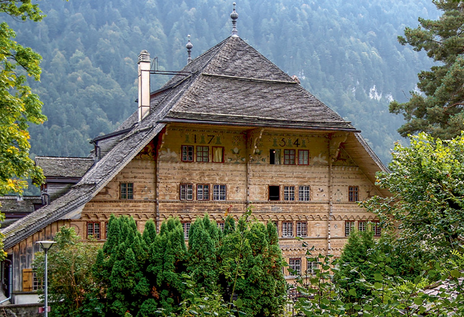 Das kunstvoll mit Schnitzereien verzierte Grand Chalet in Rossinière. Bild: Clair de Lune