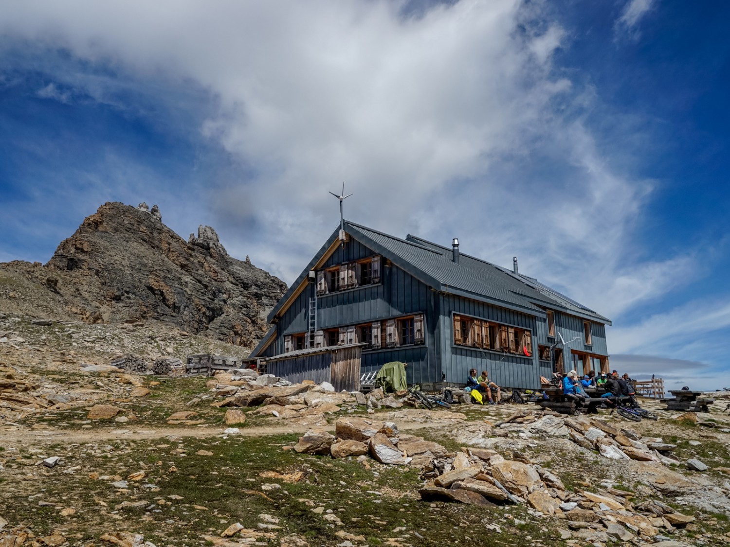 Einladend unter dem zerklüfteten Gipfel: die Cabane des Becs de Bosson. Bild: Fredy Joss