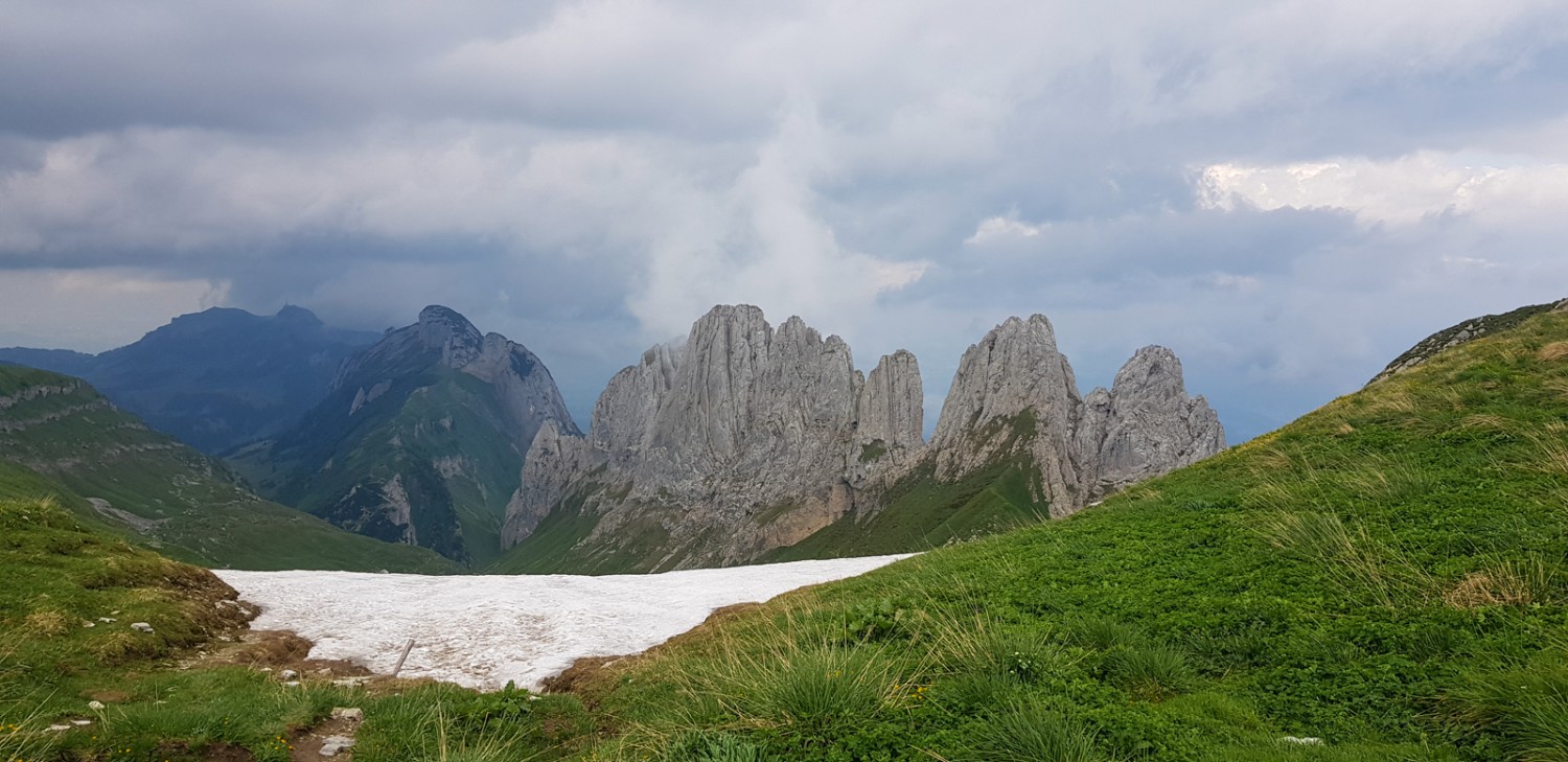 Vom Mutschensattel auf 2069 m ü. M. blickt man auf den schroffen Chrüzberg. Bild: Patricia Michaud