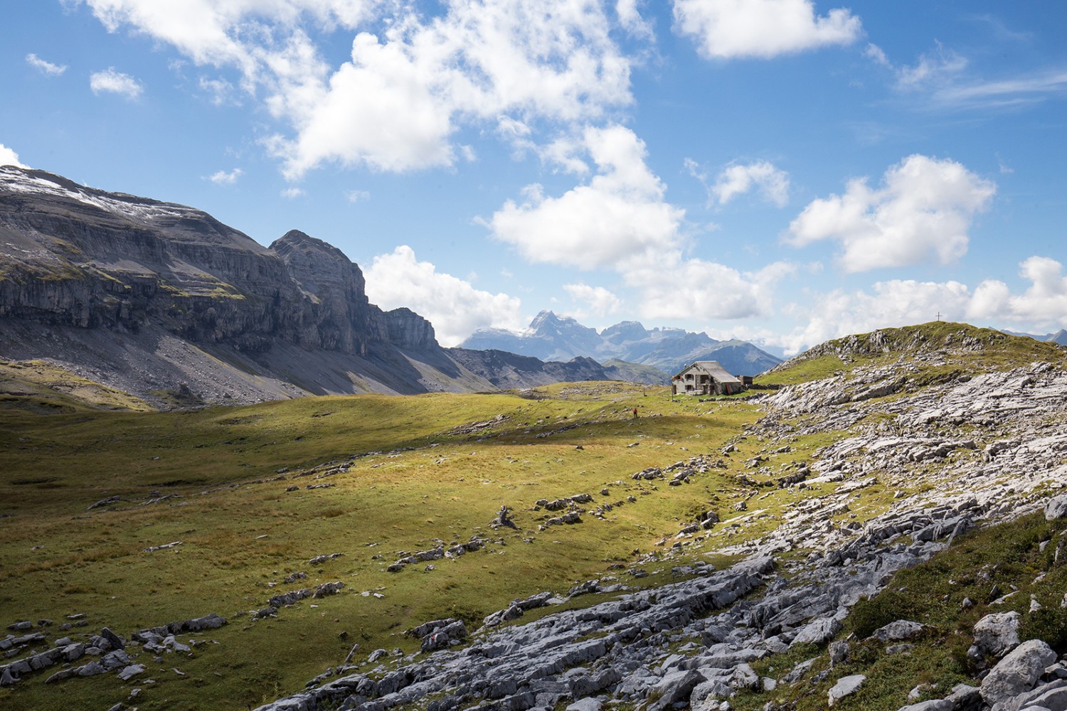 Auf der Tour quert man die Alp Erigsmatt und die Charetalp, Eigentum der Schwyzer Oberallmeindkorporation.