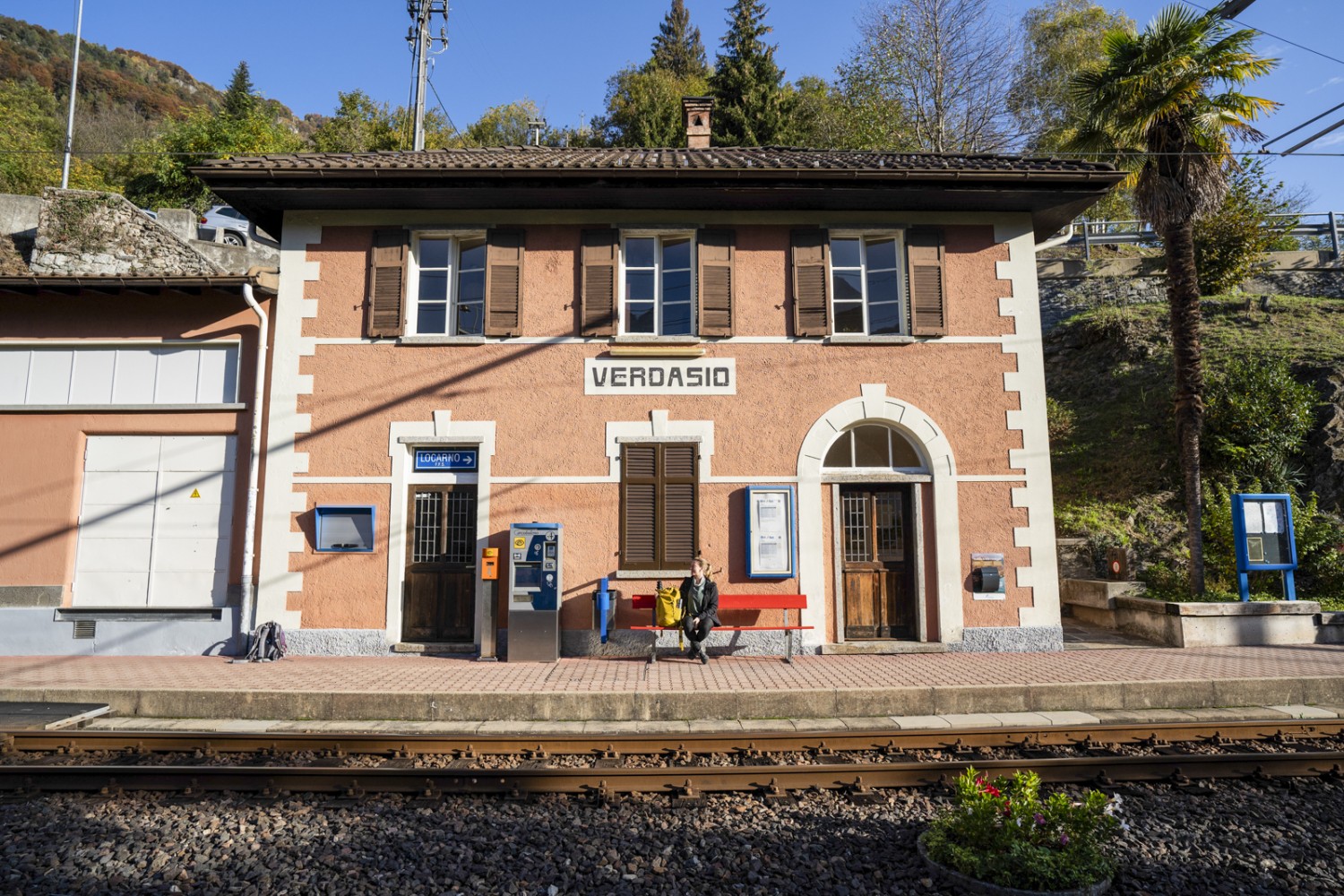 La stazione di Verdasio con la sua facciata classica color salmone.