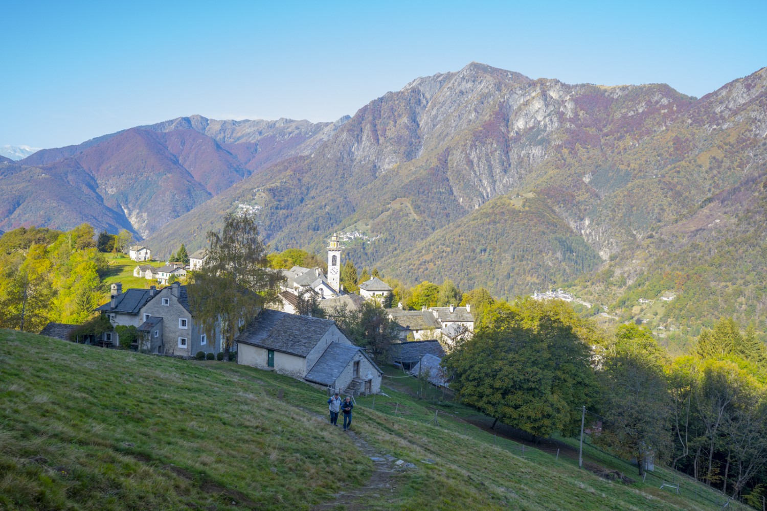 Prima salita poco dopo Rasa. Sullo sfondo le Centovalli.