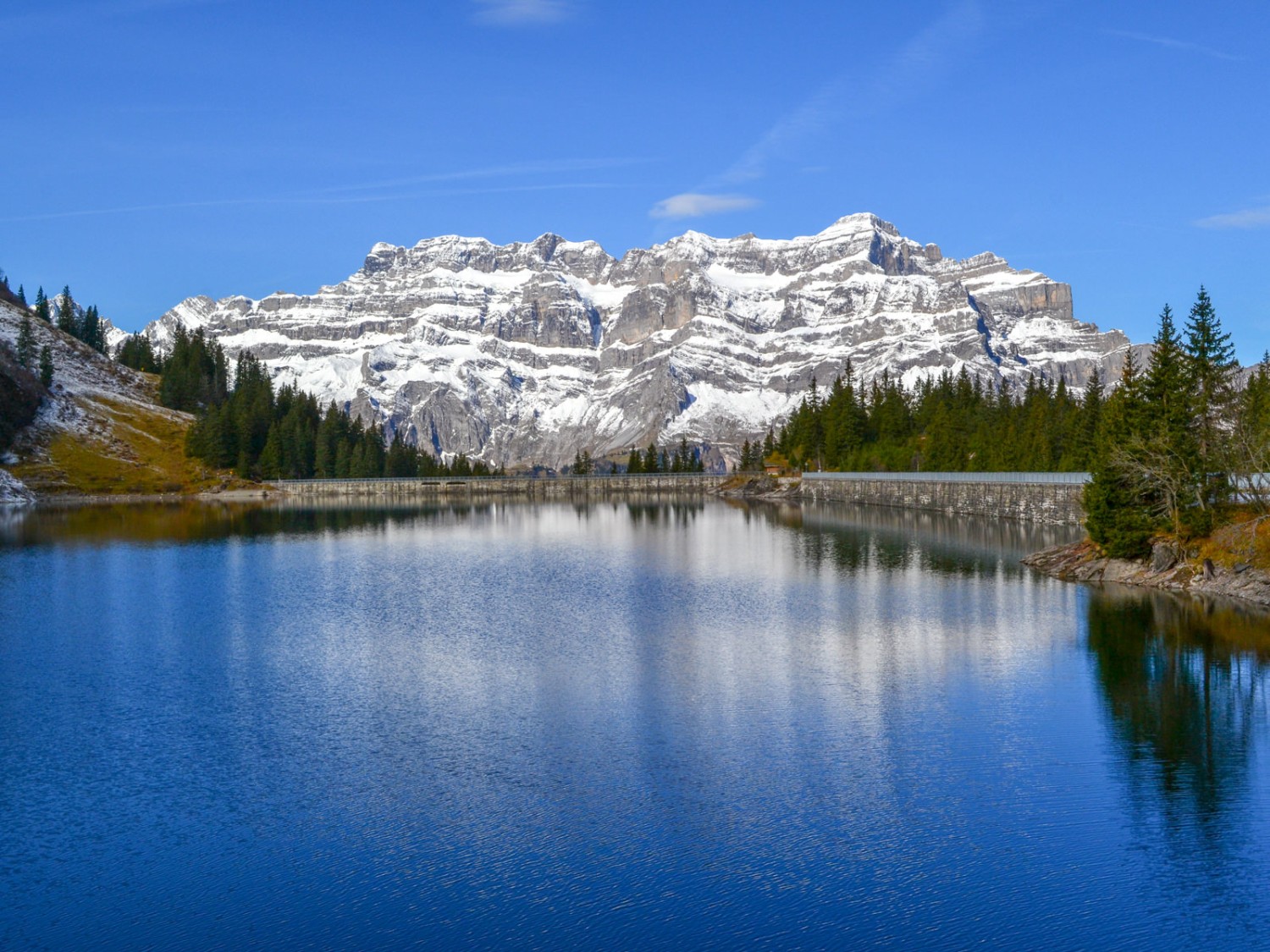 Glärnischmassiv mit Vrenelisgärtli über dem Mettmenalpsee. Bild: Sabine Joss