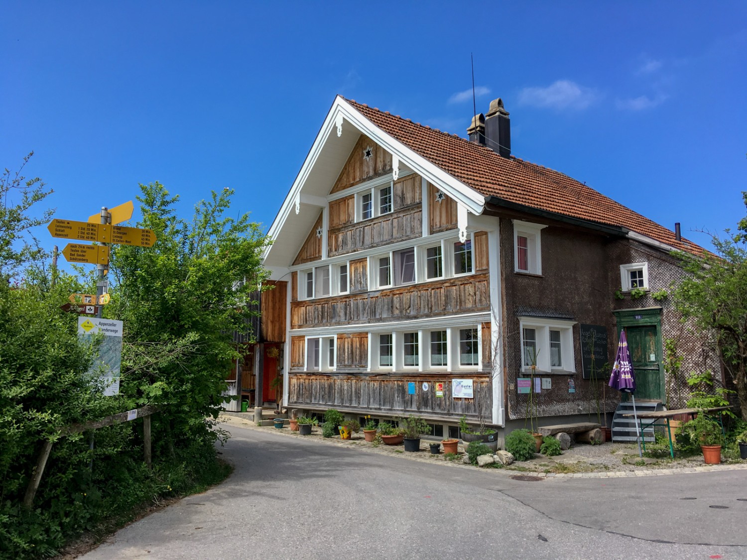 On passe devant de belles maisons de ferme. Photo: Claudia Peter