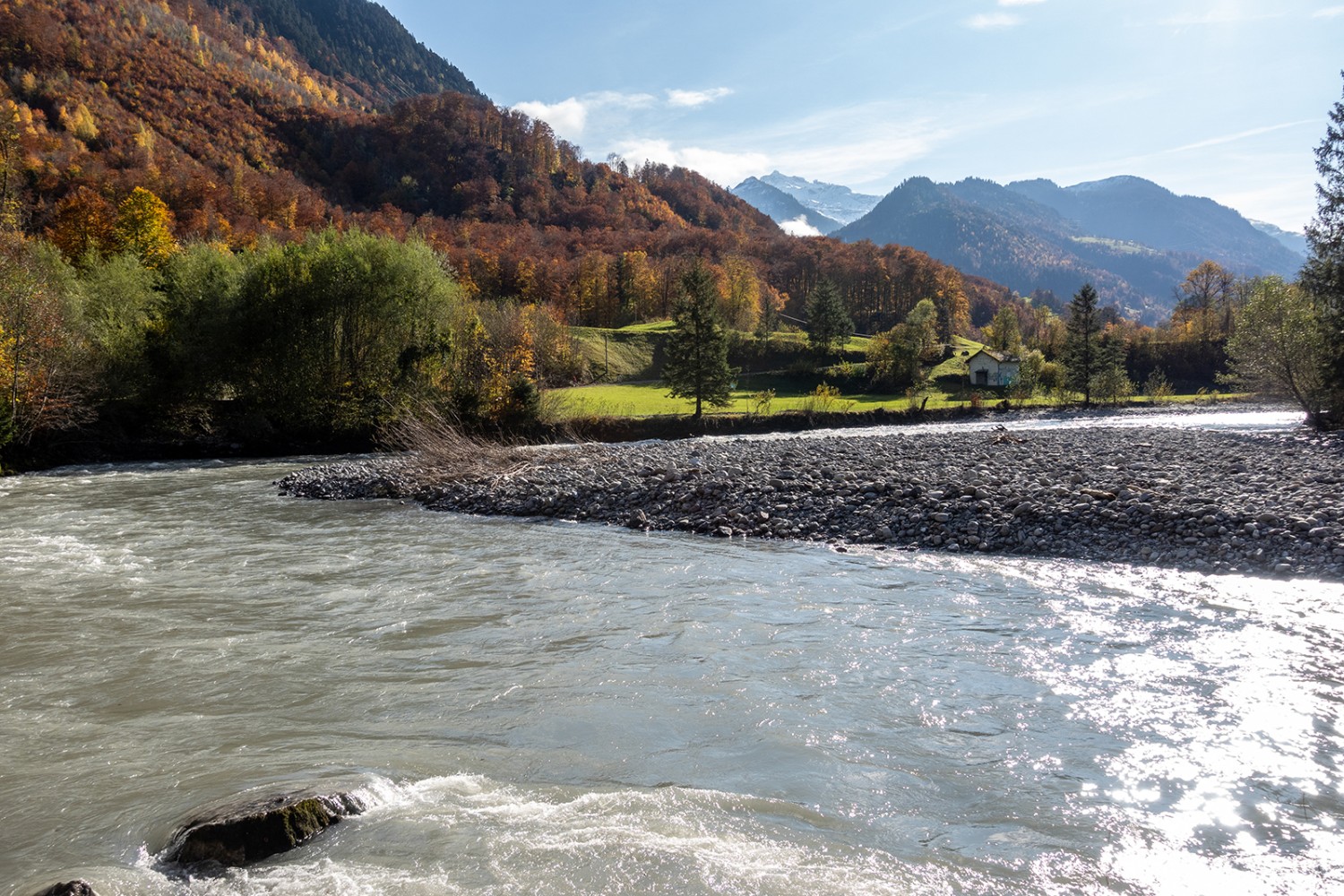 An der Linth, mit Blick zum frisch verschneiten Kärpf.