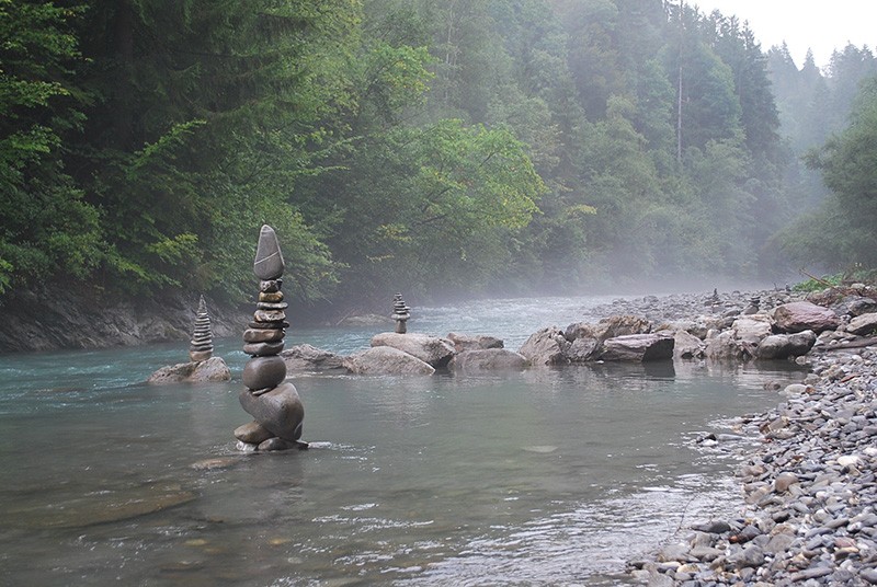 Die Steinmännchen in der Saane tragen ihren Teil zur gemütlichen Stimmung beim Cascade du Ramaclé bei. Bild: Marina Bolzli