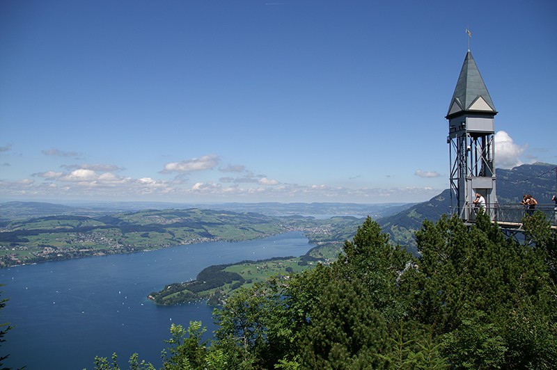 Der Hammetschwand-Lift trägt die Passagiere in 50 Sekunden auf die Hammetschwand. Bild: Jochen Ihle