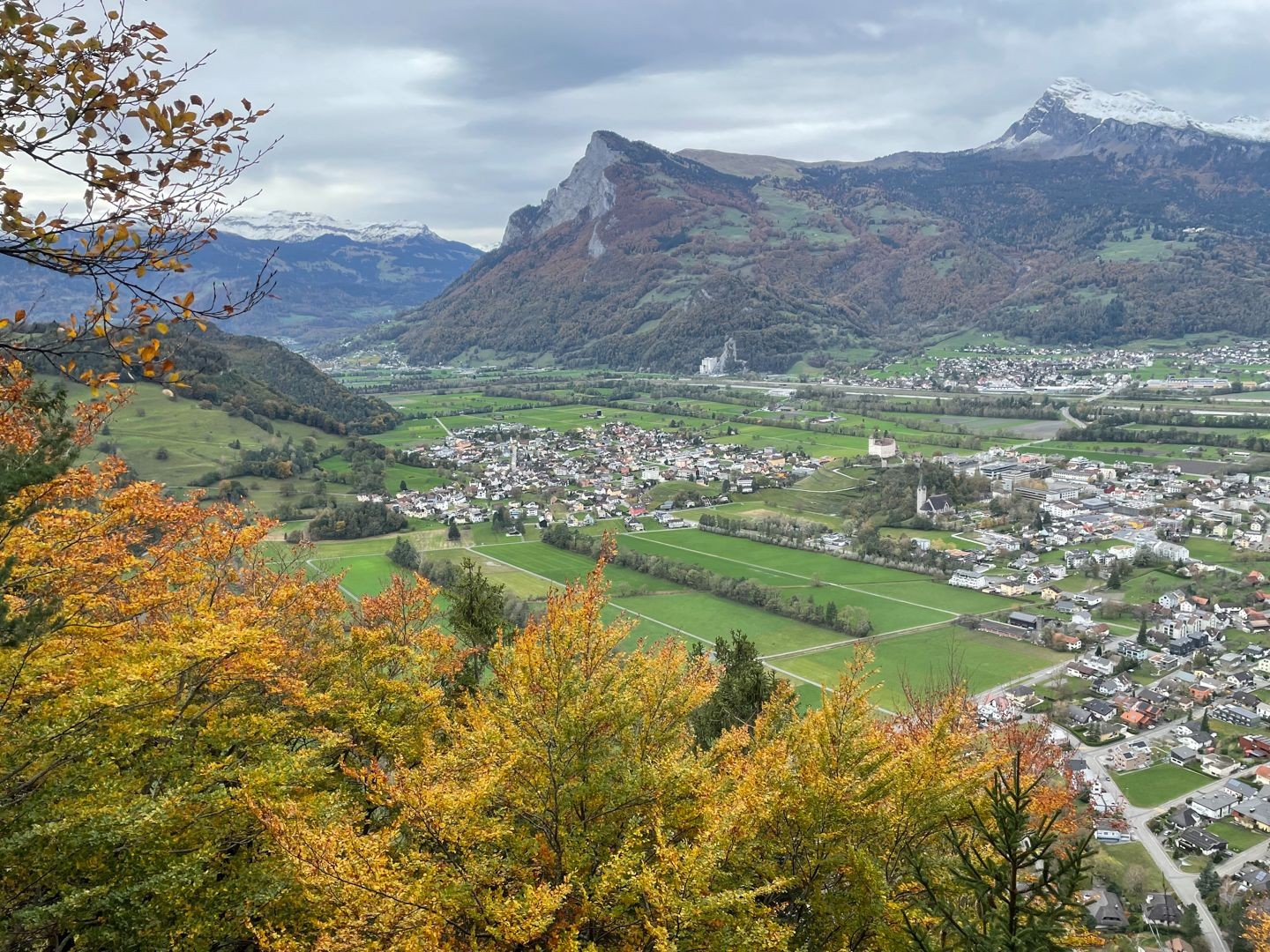 Au-dessus de Balzers, un incendie de forêt a fait rage mais la forêt brille à nouveau de mille feux en automne.