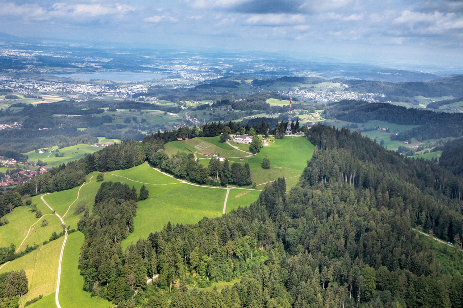 Il Bachtel, fotografato dall’alto. Dalla piattaforma la veduta su Wetzikon e sul lago di Pfäffikon è altrettanto spettacolare. Foto: Wiget Foto, Wald