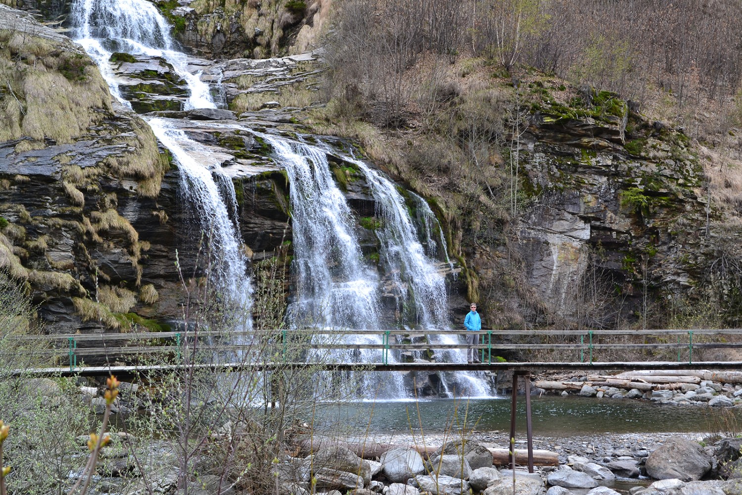 La passerelle est le meilleur endroit pour observer les chutes d’eau de la Cascata Piumogna. Photos : Sabine Joss