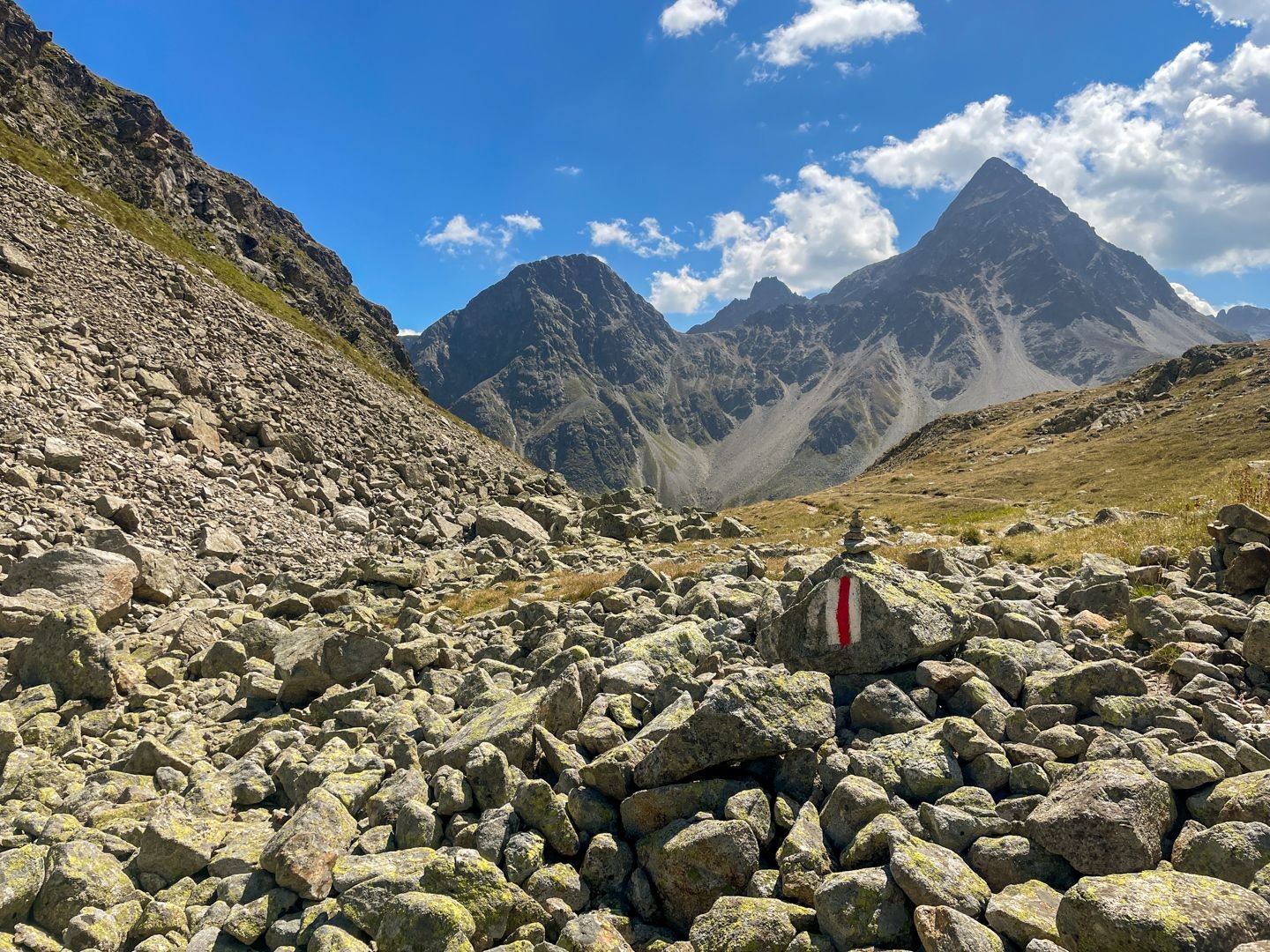 Schroffe Landschaft auf der Fuorcla Crap Alv, dem höchsten Punkt der Wanderung.