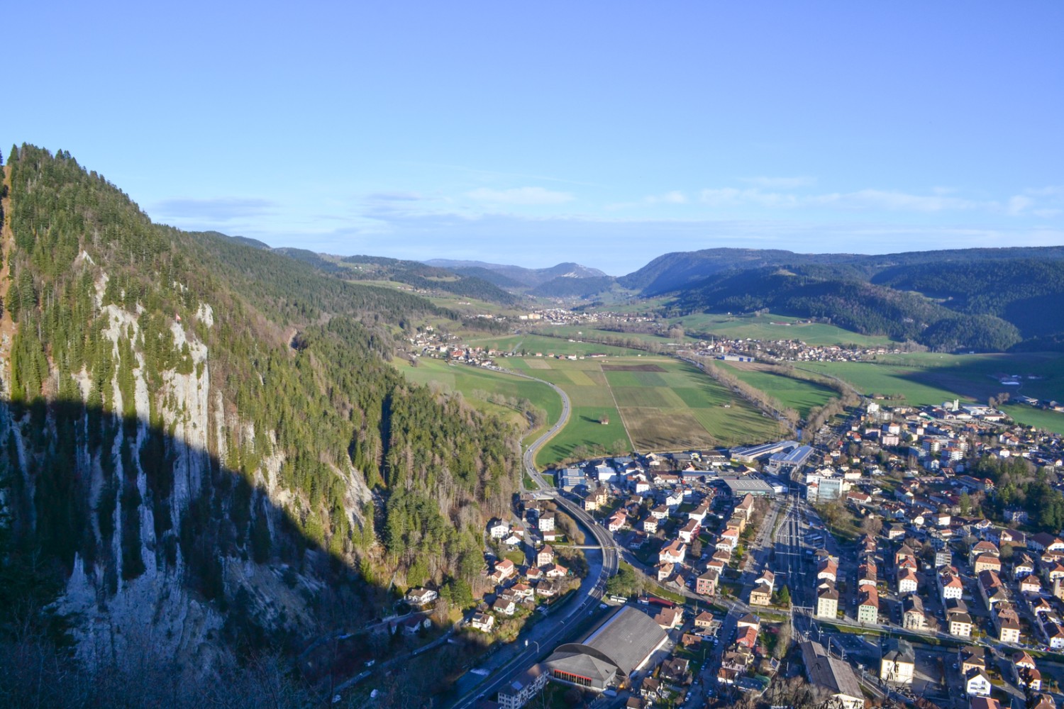 Der Schatten, der an Napoleons Hut erinnert, fällt über Fleurier. Bild: Sabine Joss