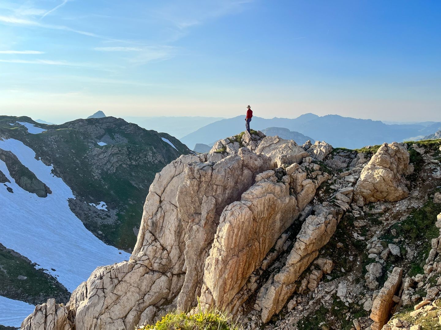 Un impressionnant paysage calcaire érodé aux arêtes acérées près du Rotärd.