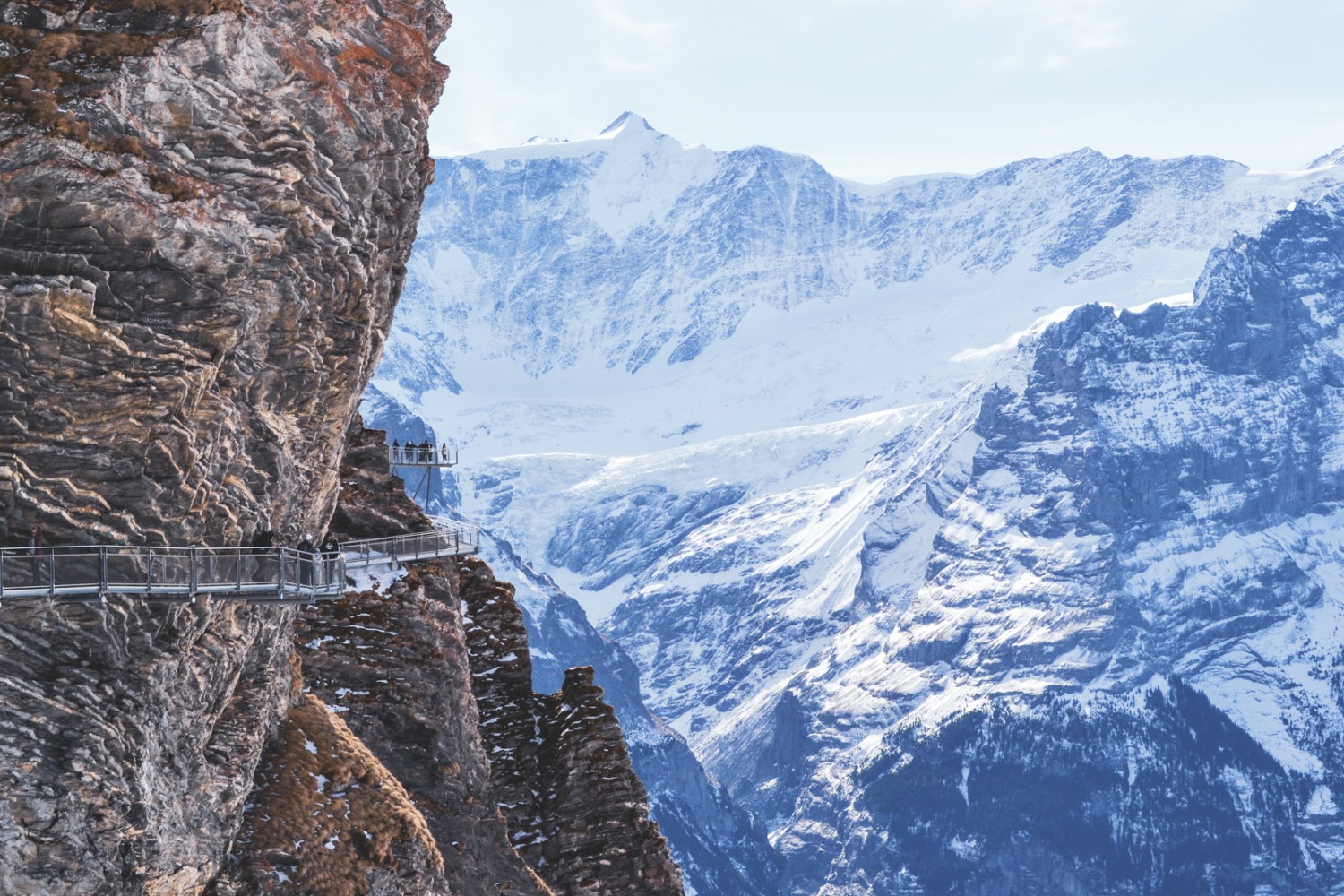 Vor der Wanderung lockt der Cliffwalk unter den Felsen beim Berggasthaus First. Bild: Sabine Joss