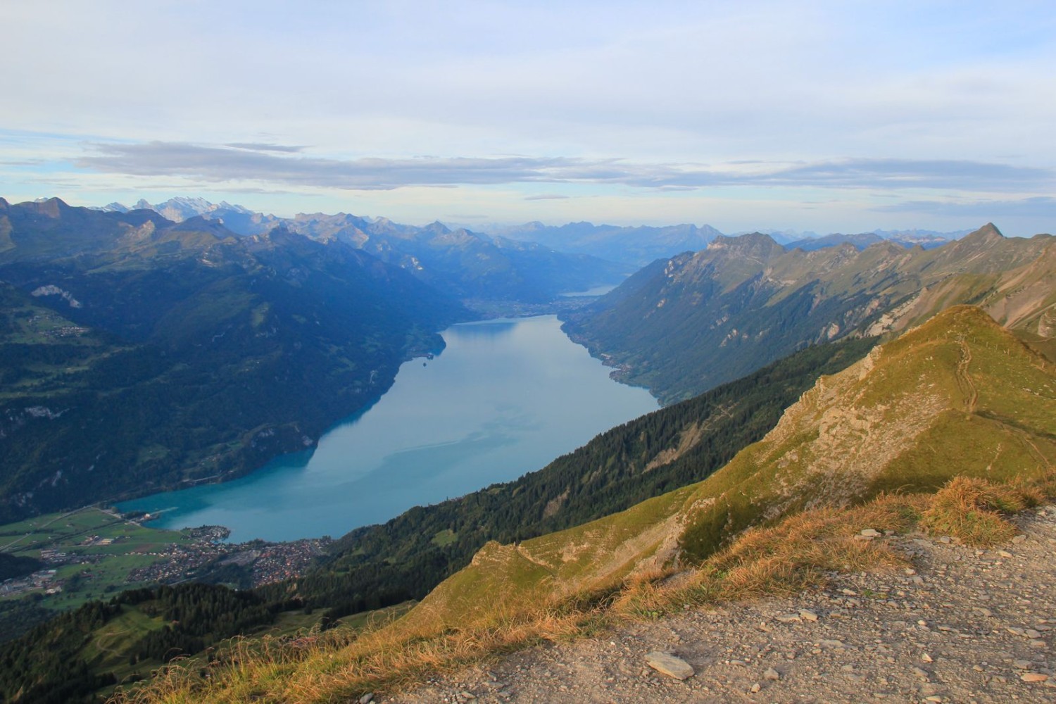 Auch der Brienzersee ist eine Perle. Je nach Sonneneinstrahlung ändert er seine Farbe.